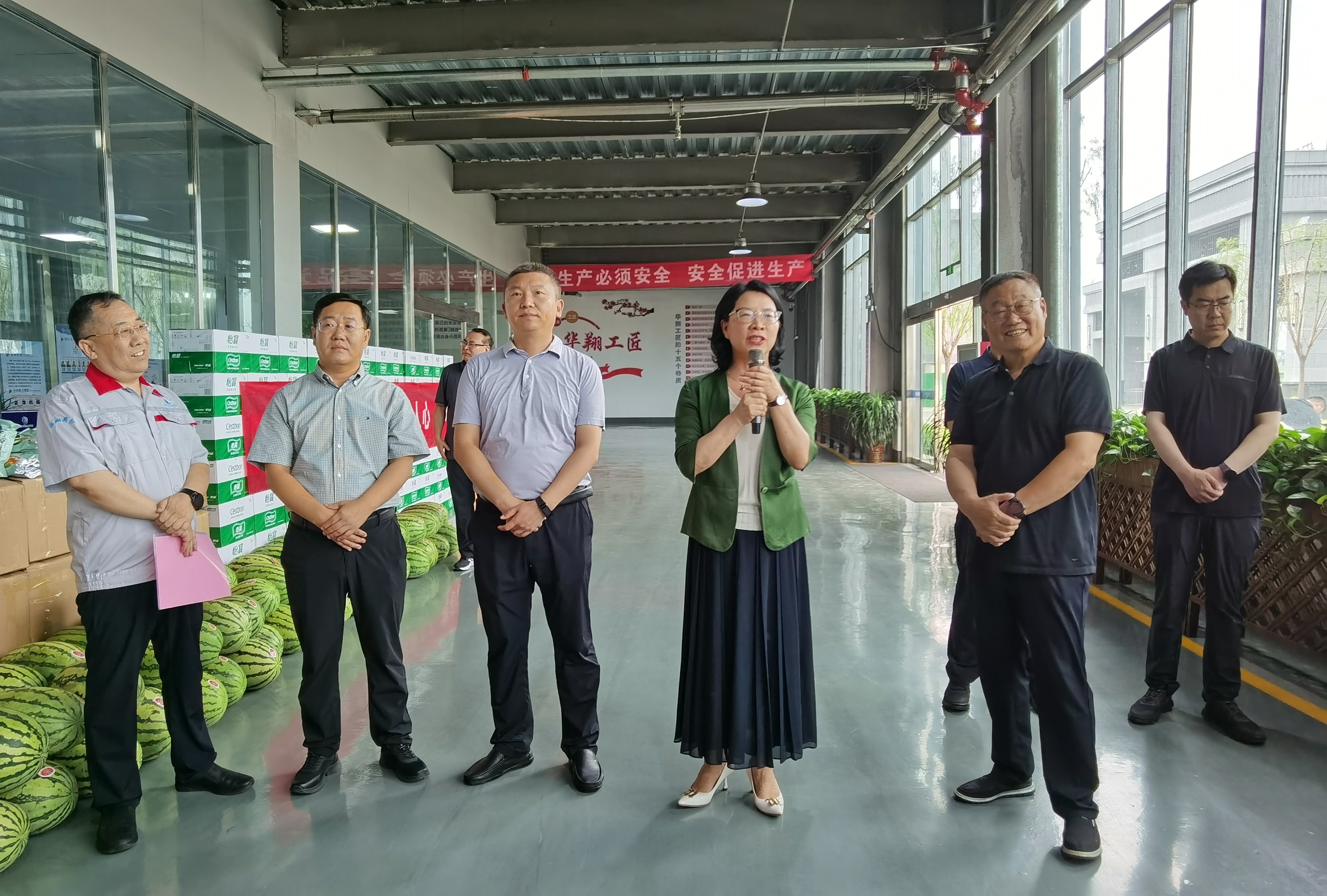 清涼慰問暖人心、凝心聚力鼓干勁