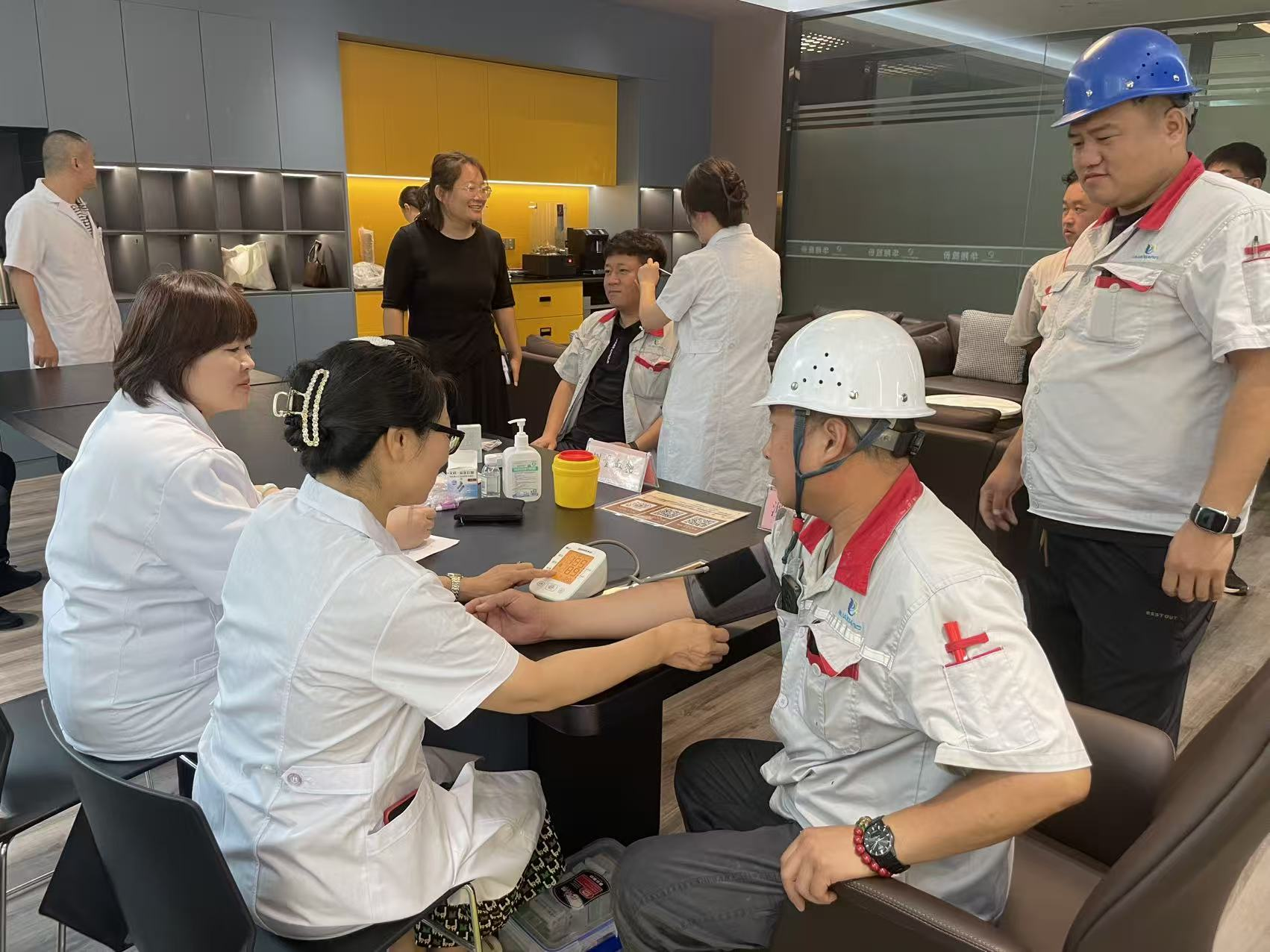 臨汾市中醫(yī)院走進(jìn)華翔集團(tuán)開展“主題黨日”為民辦實事義診活動?筑牢職工健康防線